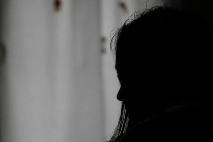 pune-woman-secretly-films-daughter-while-bathing-and-changing-clothes,-circulates-videos-online
