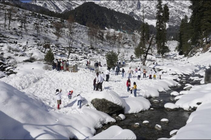 fresh-snowfall-in-kashmir’s-mountaineous-areas,-heavy-rains-lash-plains
