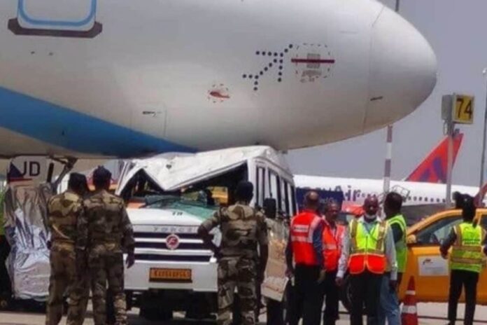 mini-bus-collides-with-parked-indigo-aircraft-at-bengaluru-airport,-no-injuries-reported