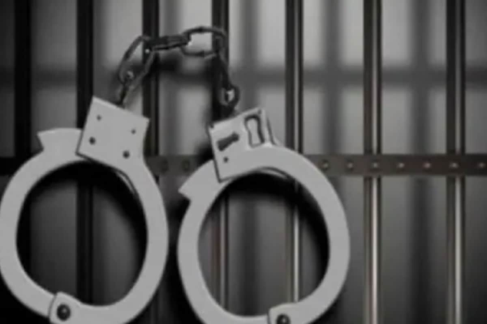 gujarat-police-arrest-5-men-who-posed-as-waqf-agents,-collected-rent-for-nearly-two-decades