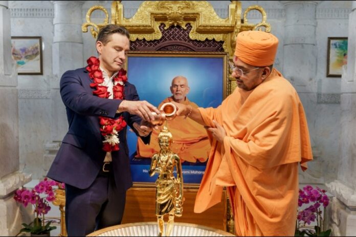 canada-elections:-pierre-poilievre-reaches-out-to-indo-canadians-with-a-week-to-go-for-polls