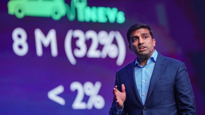 watch:-dc-co-owner-parth-jindal-takes-delhi-metro-route-to-attend-kkr-clash