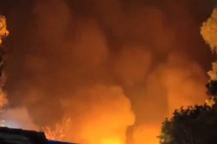massive-fire-breaks-out-at-dilli-haat-in-south-delhi,-13-tenders-rushed-to-spot