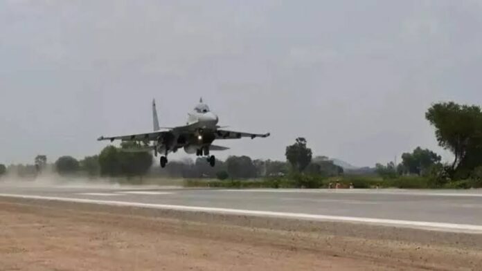 rafale,-sukhoi-jets-land-under-moonlight-in-historic-night-drill-on-up-expressway