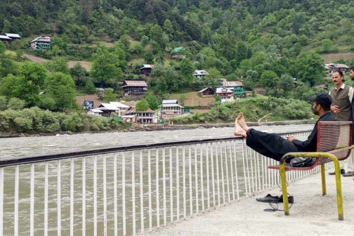 tourists-flee-scenic-pakistani-valley-amid-‘risk-of-war’-with-india-over-pahalgam-attack