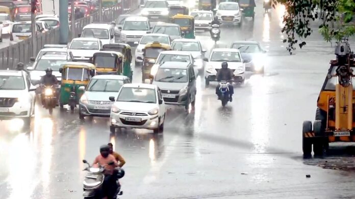 rain,-gusty-winds-likely-in-delhi-over-next-2-hours,-orange-alert-issued