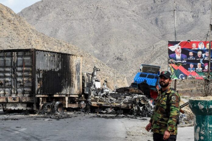 pakistan’s-baloch-separatists-shut-down-quetta-karachi-highway,-kidnap-policemen