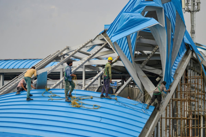 roof-collapses-at-delhi’s-new-ashok-nagar-rrts-station-amid-heavy-rain,-services-halted