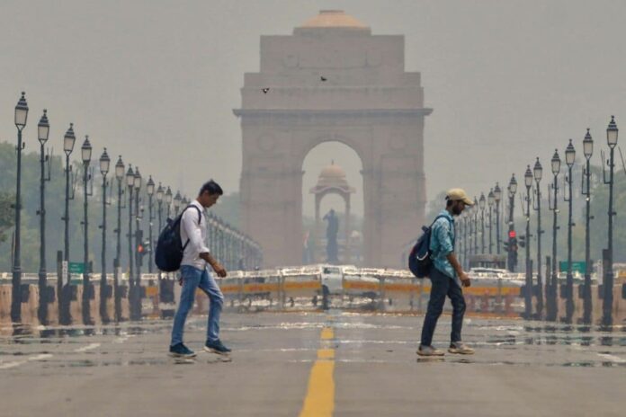 delhi-in-discomfort:-city-records-41.8-degrees-celsius,-high-humidity