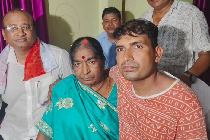 bsf-jawan-purnam-shaw-returns-home-in-bengal-after-being-detained-by-pakistan-rangers