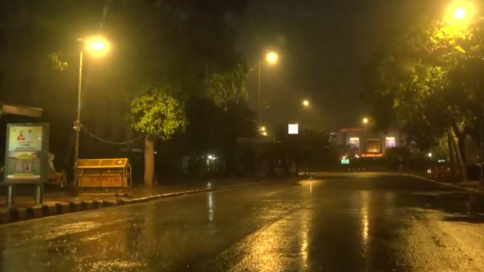 heavy-rain-and-gusty-winds-batter-delhi-ncr,-flight-ops-affected