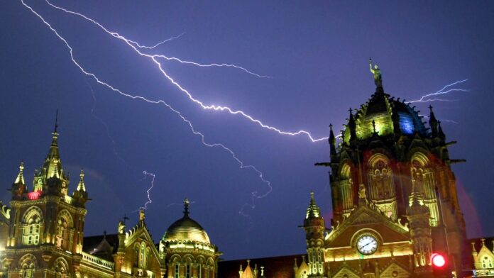 heavy-rain-lashes-mumbai-again-after-brief-respite,-red-alert-till-8:30-am