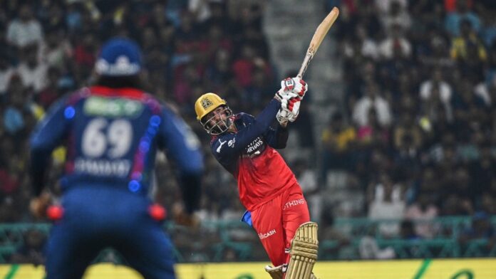 method-behind-jitesh-madness:-dinesh-karthik-reveals-how-rcb-finisher-was-moulded