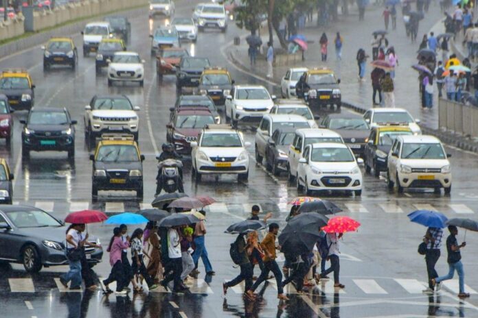 mumbai-faces-waterlogging-after-rainfall,-imd-predicts-heavy-rain-today;-yellow-alert-issued