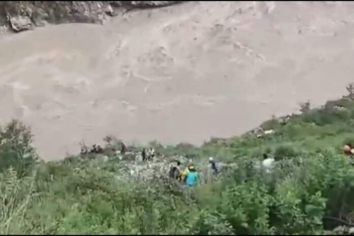 2-killed,-10-missing-after-vehicle-carrying-pilgrims-falls-into-alaknanda-river-in-uttarakhand