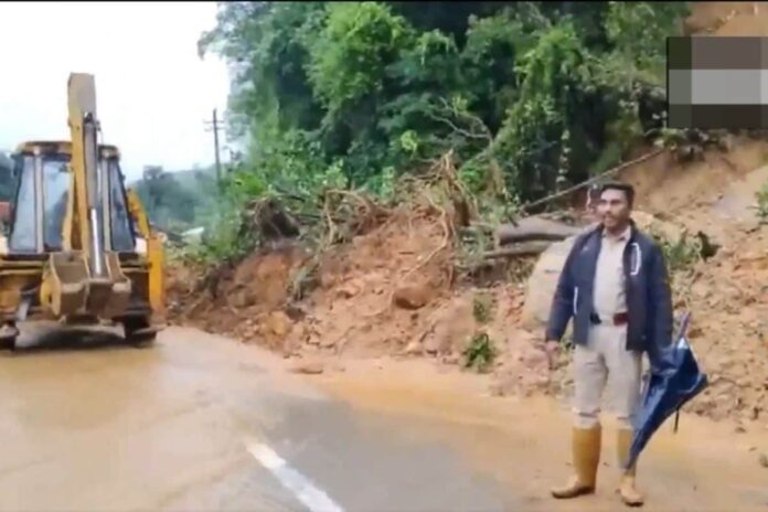 heavy-rain-causes-landslide-on-mangaluru-bengaluru-highway-in-hassan;-disrupts-traffic