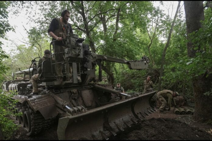 russian-strike-at-training-site-kills-12-ukrainian-soldiers,-army-commander-resigns