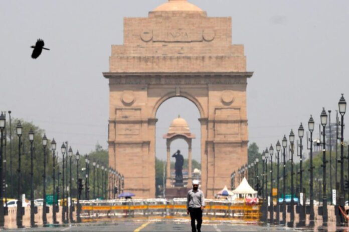 red-alert-in-delhi-as-heatwave-grips-capital;-thunderstorm,-rain-likely-today