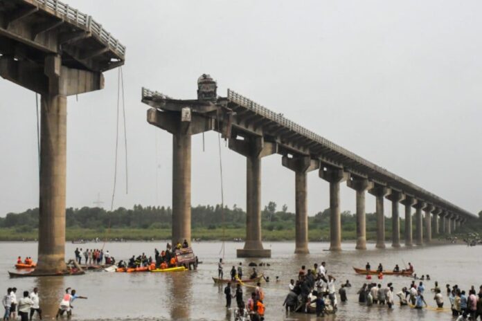 9-dead-as-bridge-collapses-in-gujarat,-vehicles-plunge-into-river;-pm-announces-ex-gratia
