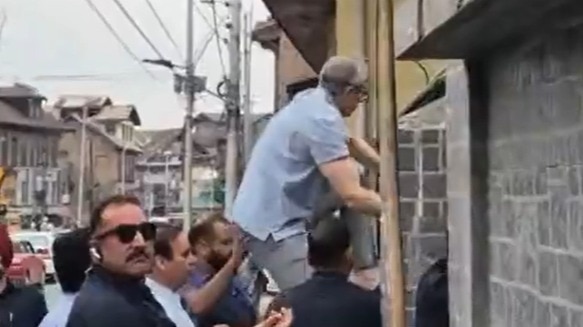 video:-omar-abdullah-scales-wall-to-reach-martyrs’ graveyard-day-after-‘house-arrest’