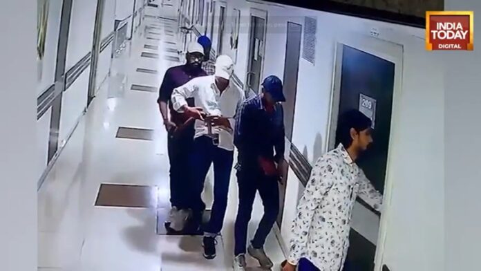 video:-5-men-walk-into-patna-hospital-room,-shoot-dead-rival-gang-member