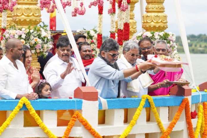 karnataka-cm-siddaramaiah,-dy-cm-shivakumar-offer-ritual-to-kabini-in-show-of-unity-|-watch