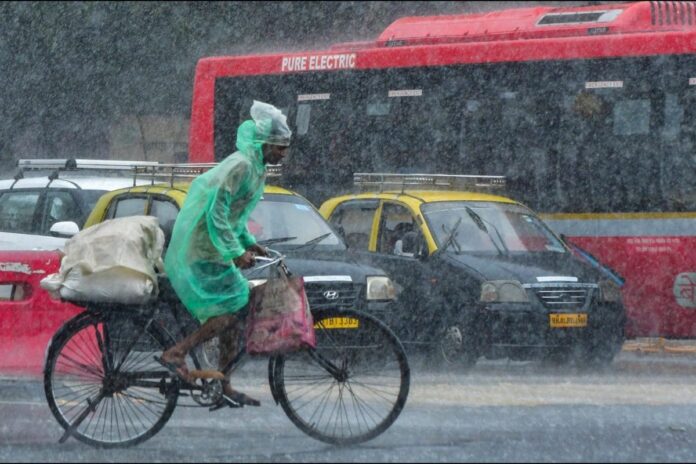 mumbai-rains-today-live-updates:-heavy-rain-lashes-parts-of-city,-imd-sounds-yellow-alert