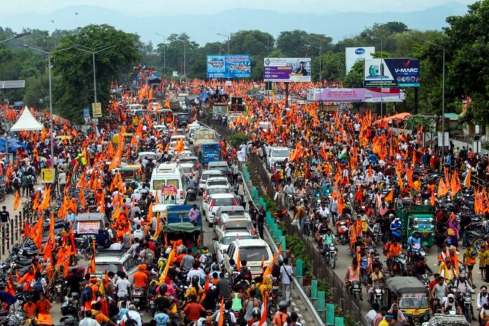 chaos-on-delhi-streets-as-kanwariyas-flout-rules;-cops-say-‘our-hands-are-tied’