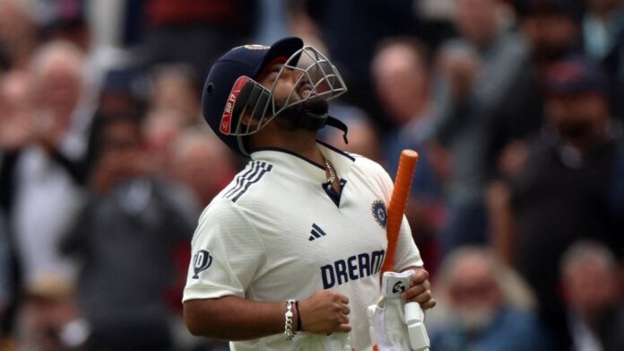 watch:-manchester-gives-standing-ovation-as-injured-pant-walks-out-to-bat