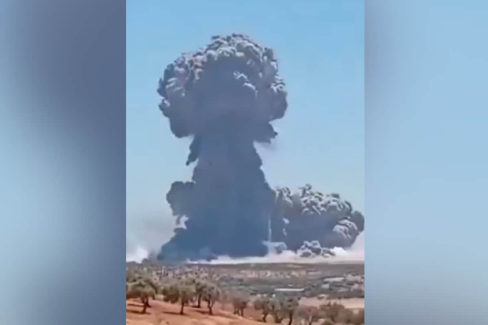 huge-plume-rises,-smoke-fills-sky-after-deadly-explosion-in-syria-|-video