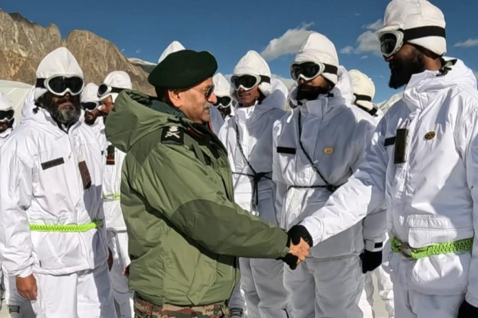 army-chief-general-upendra-dwivedi-visits-forward-post-in-siachen-|-check-photos