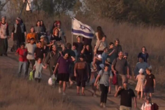 hundreds-of-israeli-settlers-march-near-gaza-to-stake-claim-on-war-ravaged-land-|-video
