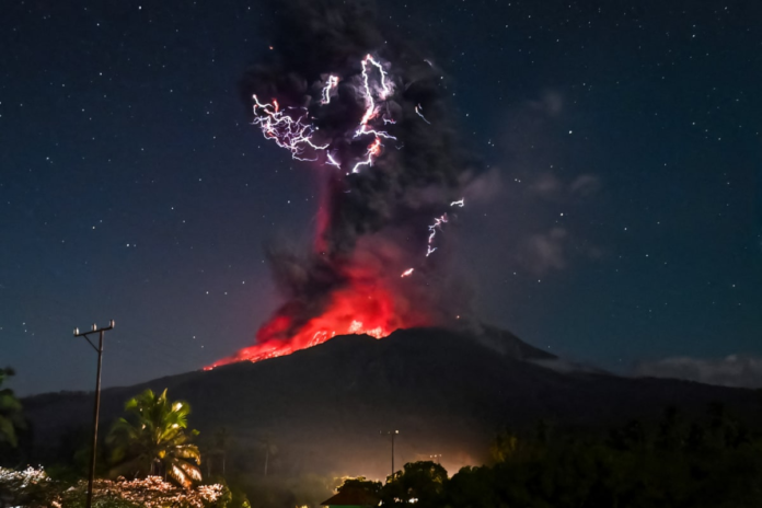 indonesia’s-mount-lewotobi-laki-laki-volcano-erupts,-spews-ash-plume-18km-high