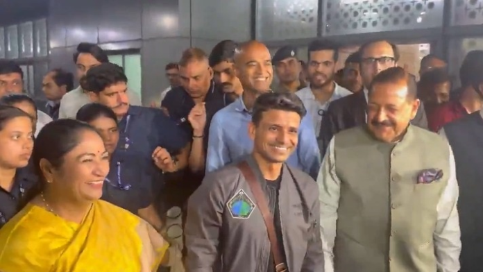 video:-shux-receives-grand-welcome-in-delhi;-chief-minister,-isro-officials-present