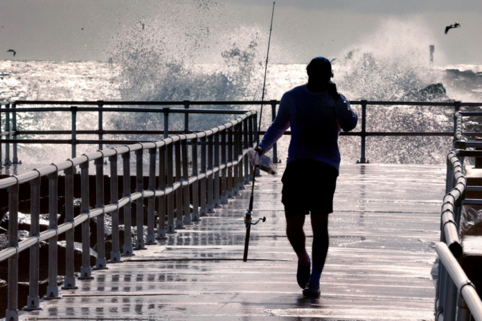 hurricane-erin-approaches-east-coast;-beaches-closed-ahead-of-thursday-peak