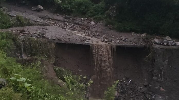 1-feared-dead-after-cloudburst-in-uttarakhand’s-chamoli;-shops,-vehicles-damaged