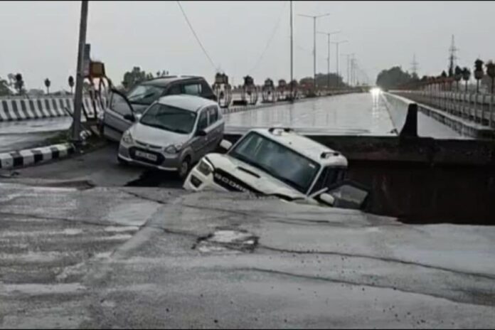 j&k’s-tawi-bridge-caves-in-amid-heavy-rain,-vehicles-stuck;-terrifying-videos-surface