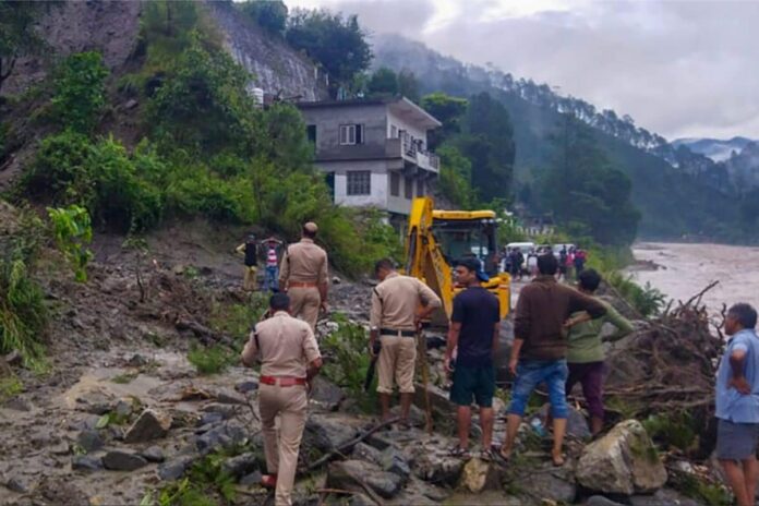 cloudbursts-in-rudraprayag,-chamoli-districts-of-uttarakhand,-many-families-trapped