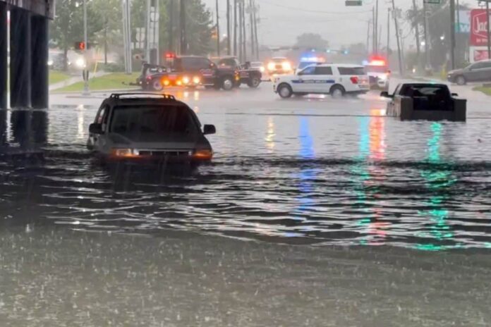 flash-floods-drench-houston-roads,-vehicles-submerged-in-rising-waters-|-watch