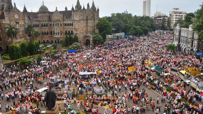 clean-up-begins-at-manoj-jarange’s-quota-stir-site-in-mumbai-after-clear-out-order