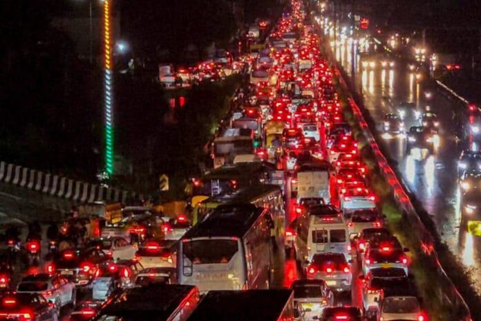the-longest-night:-stuck-in-a-jam,-how-i-spent-11-hours-on-gurugram’s-roads-|-first-person-account