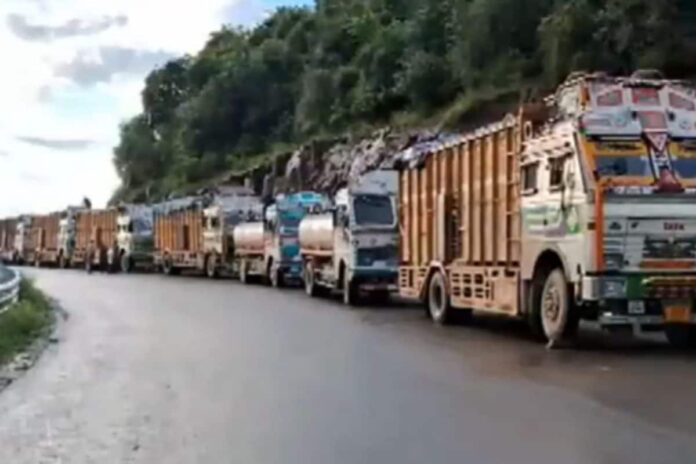 j-k-weather:-jammu-rajouri-national-highway-closed-due-to-landslide,-imd-issues-heavy-rain-alert