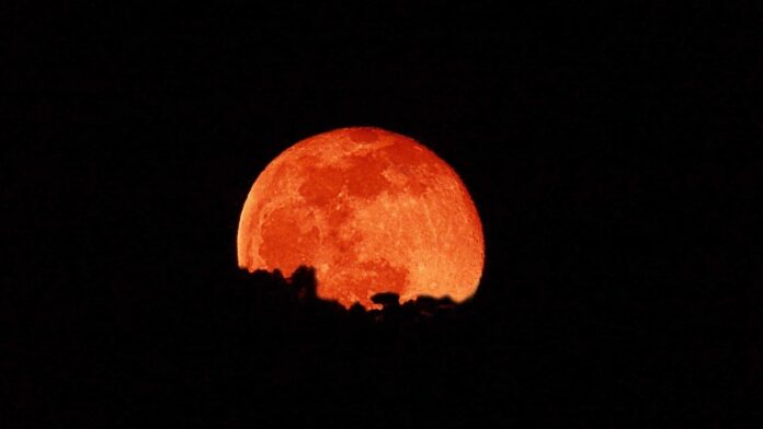 total-lunar-eclipse-tonight:-moon-to-turn-blood-red-for-82-minutes