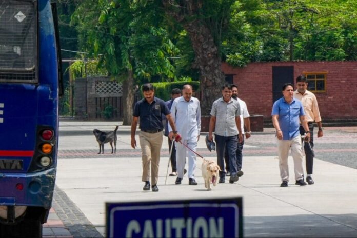 delhi’s-maulana-azad-medical-college-receives-bomb-threat,-premises-being-searched