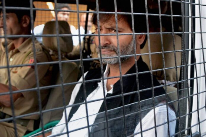 terror-convict-yasin-malik-says-manmohan-singh-thanked-him-for-meeting-hafiz-saeed:-report