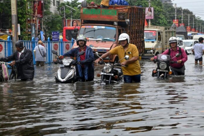 6-dead-as-kolkata-grapples-with-heavy-rain;-streets-waterlogged,-30-flights-cancelled
